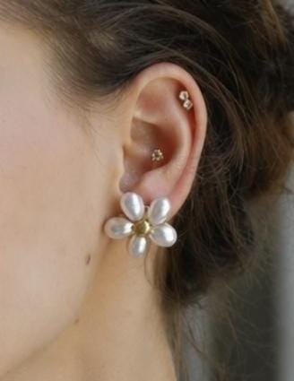 Daisy Pearl Stud Earrings, 18K Gold Plated Flower Design, Dainty Floral Jewelry