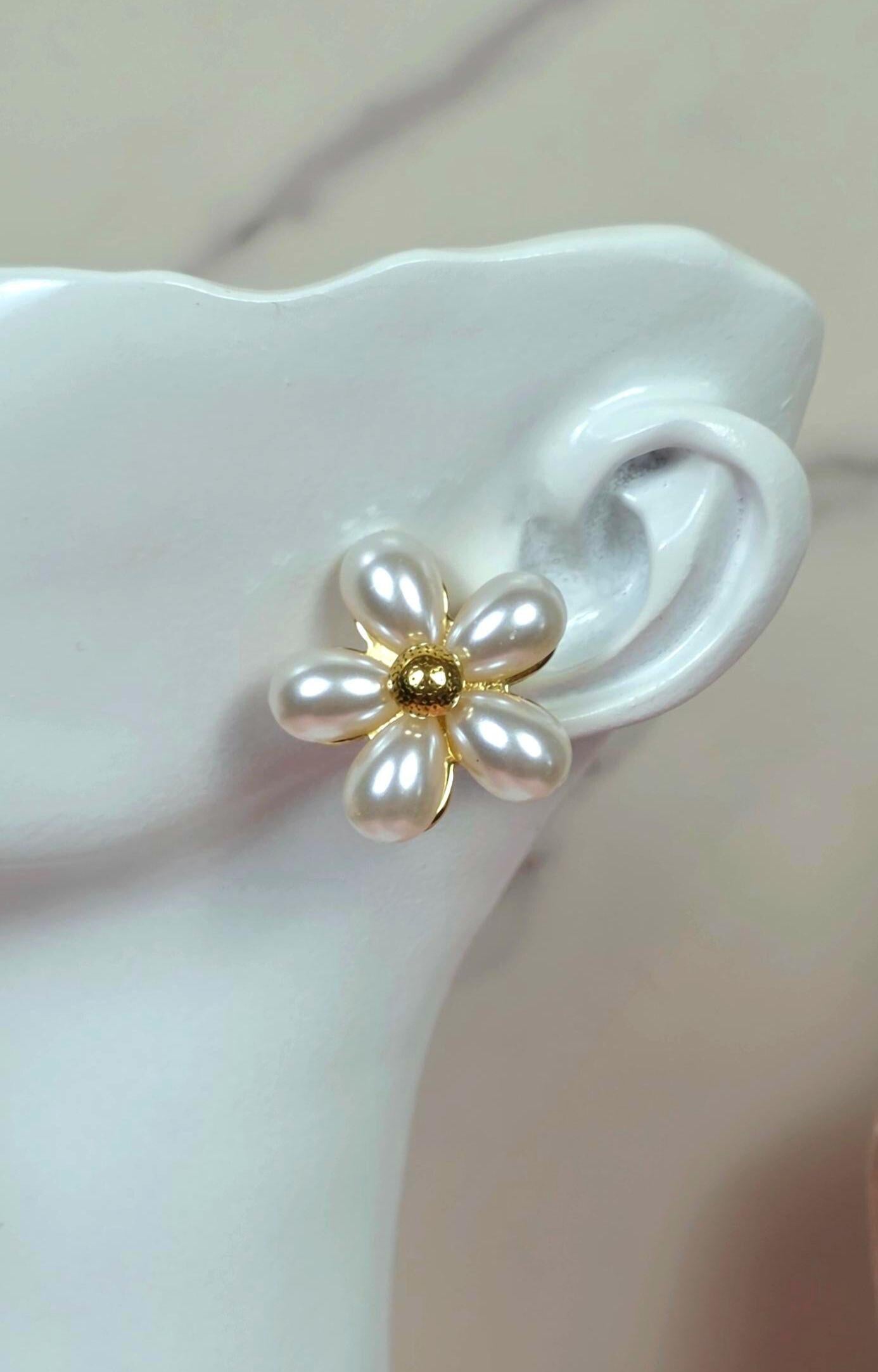 Daisy Pearl Stud Earrings, 18K Gold Plated Flower Design, Dainty Floral Jewelry